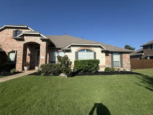 Evelio Lawn and Landscape Logo