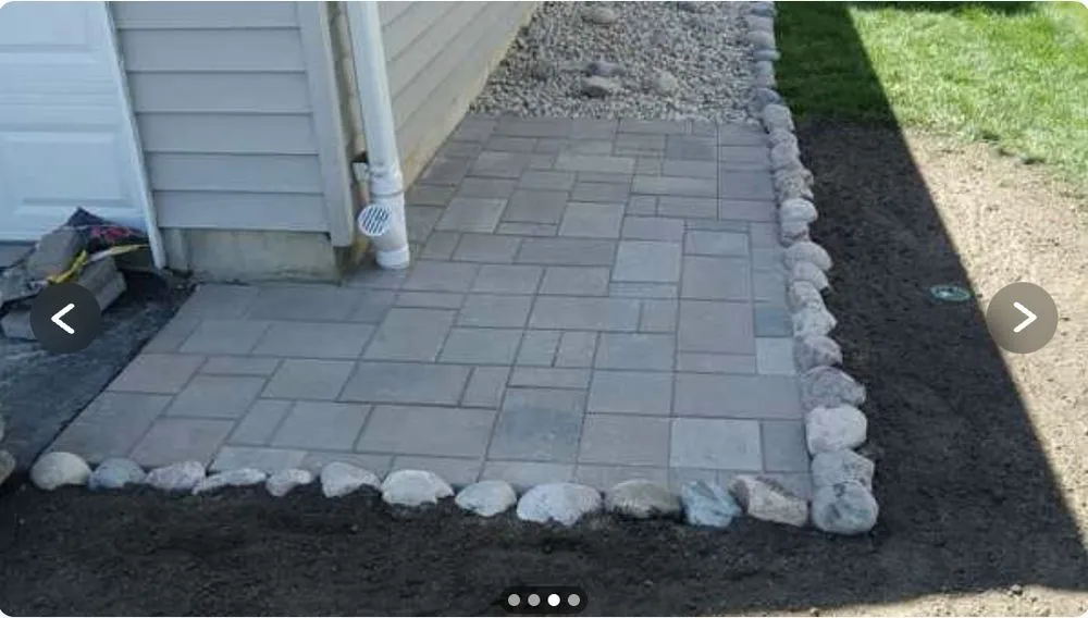 Professional garden landscaping experts serving Waukegan, IL - Evelyn & Natte's Hardscapes