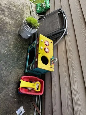 Everett Hauling & Services Logo