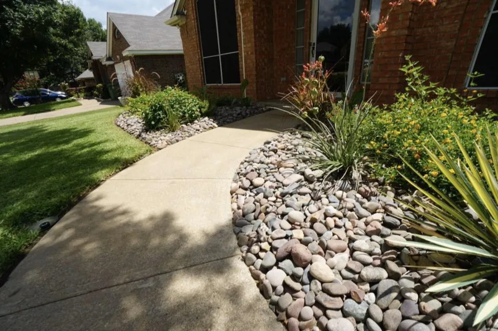 Reliable yard cleanup service for beautiful yards across Grapevine, TX - Everett Landscaping