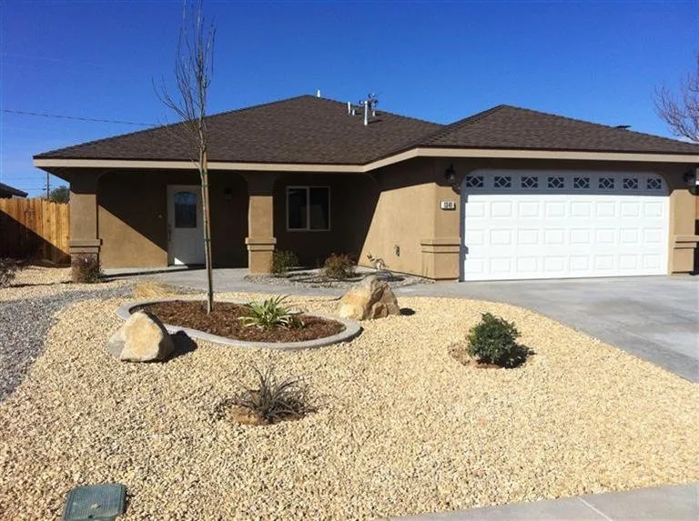 Custom residential landscaping in Ridgecrest, CA - Evergreen Construction