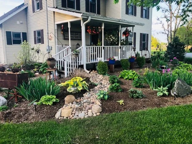 Affordable lawn mowing service experts serving Brooklyn, WI - Evergreen Everbloom