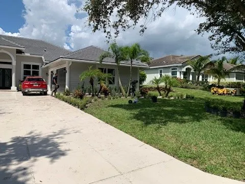 Reliable lawn care service experts serving Stuart, FL - Evergreen Lawncare and Maintenance