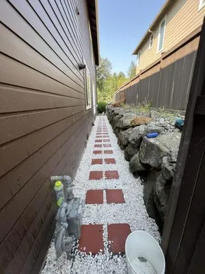 Everlane Landscaping Logo