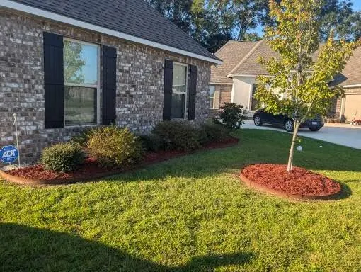 Local lawn care service experts serving Lafayette, LA - Everlush Lawn Care