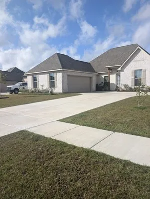 Everlush Lawn Care Logo