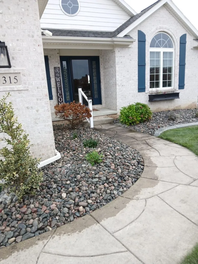 Local yard maintenance for beautiful yards in Toledo, OH by Everly's Elite Services
