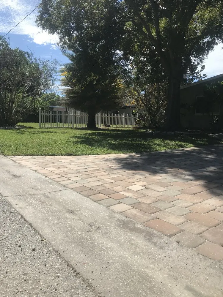 Professional garden landscaping in Largo, FL by Everyday Lawn Services