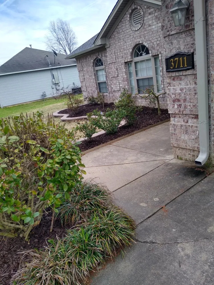 Custom residential landscaping in Hot Springs National Park, AR by Everything-N-Moore