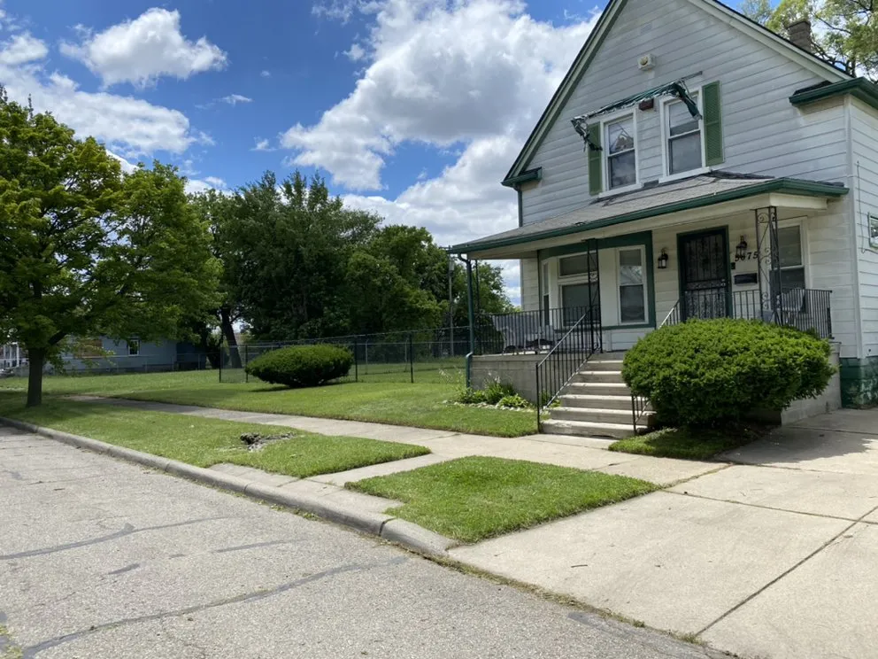 Custom garden landscaping in Roseville, MI by Excellence Above All Lawncare Service