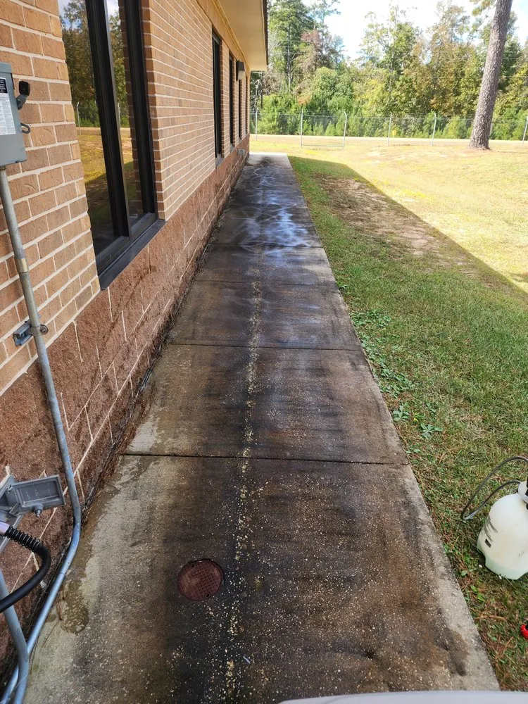 Local lawn mowing service experts serving New Llano, LA - Excellent Janitorial