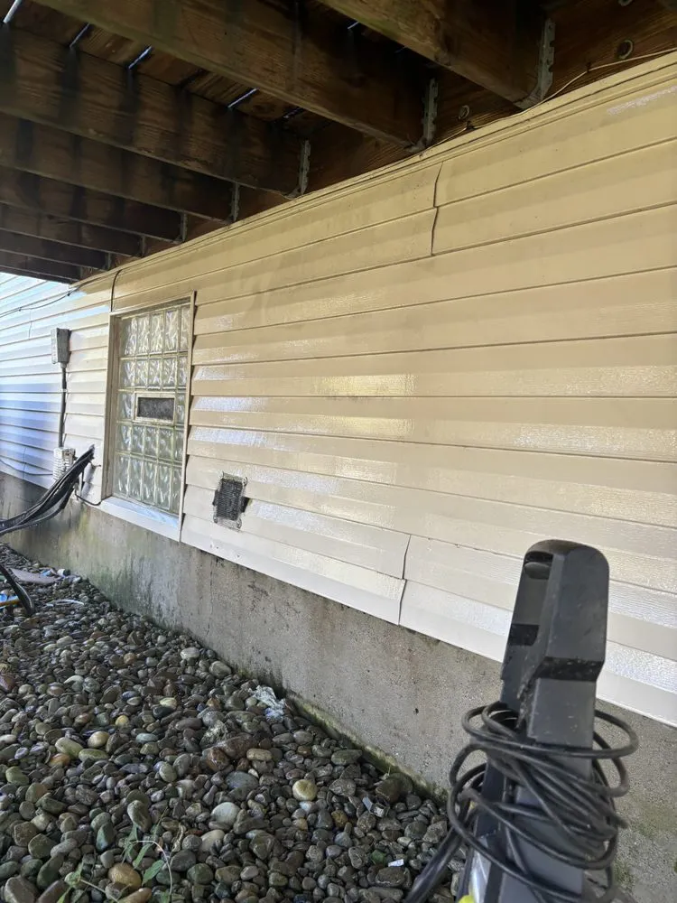 Expert lawn care service experts serving Cincinnati, OH - Exotic Kutz Lawn Service