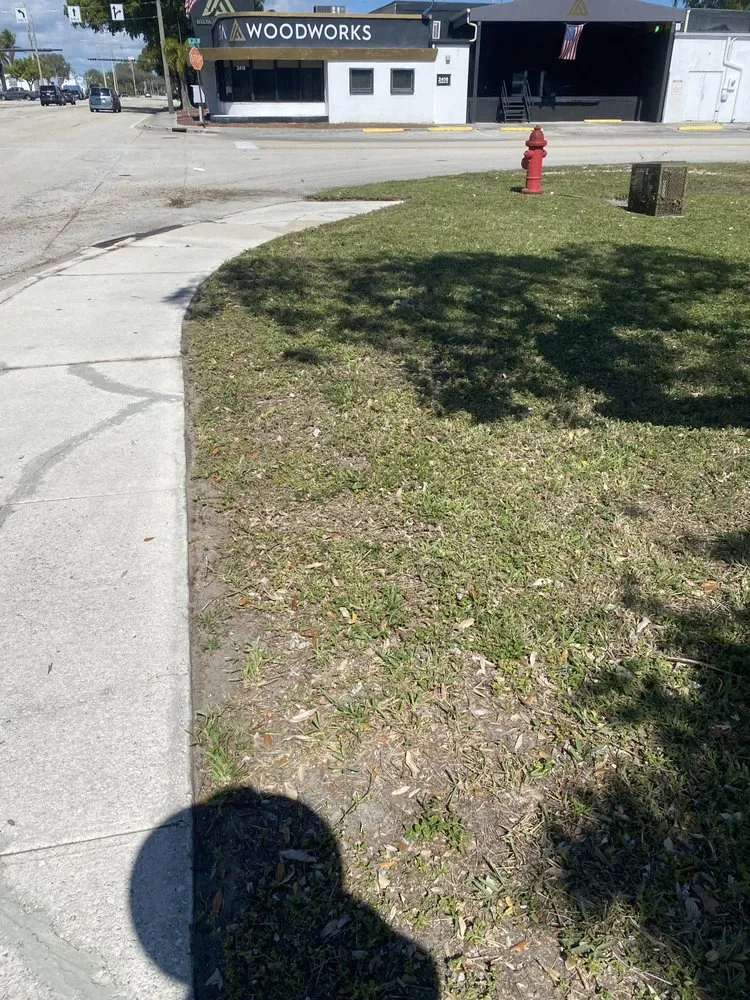 Custom lawn mowing service in Hollywood, FL by Expert Lawn Care