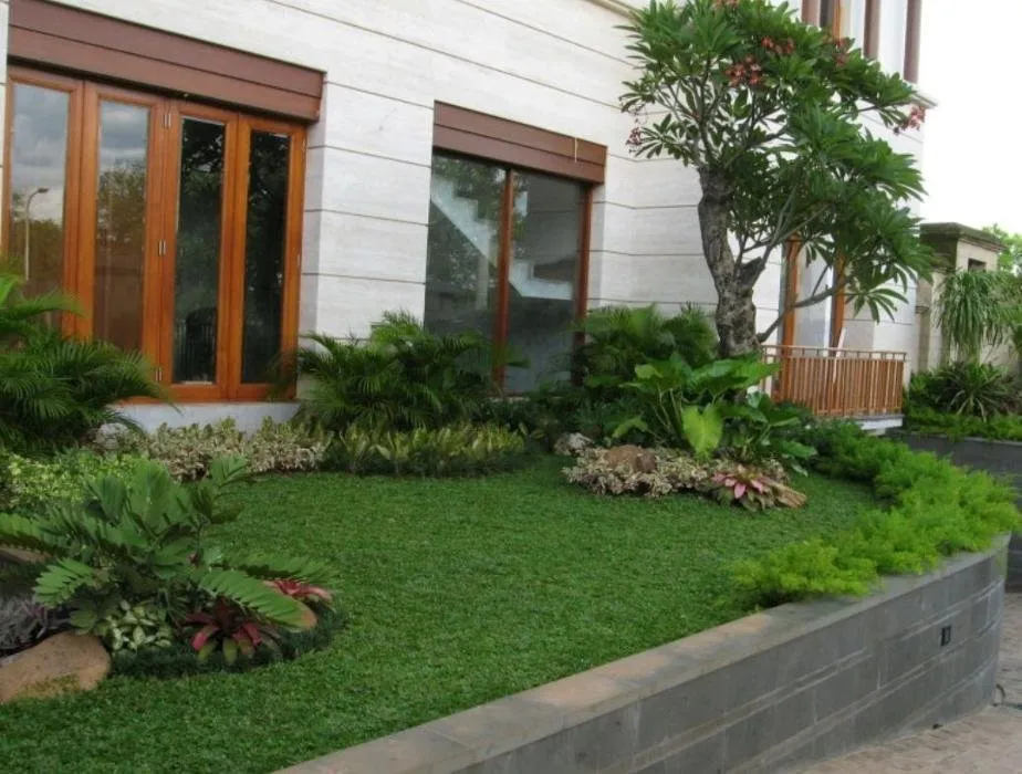 Local lawn mowing service for residential properties in Citronelle, AL by Express Lawn