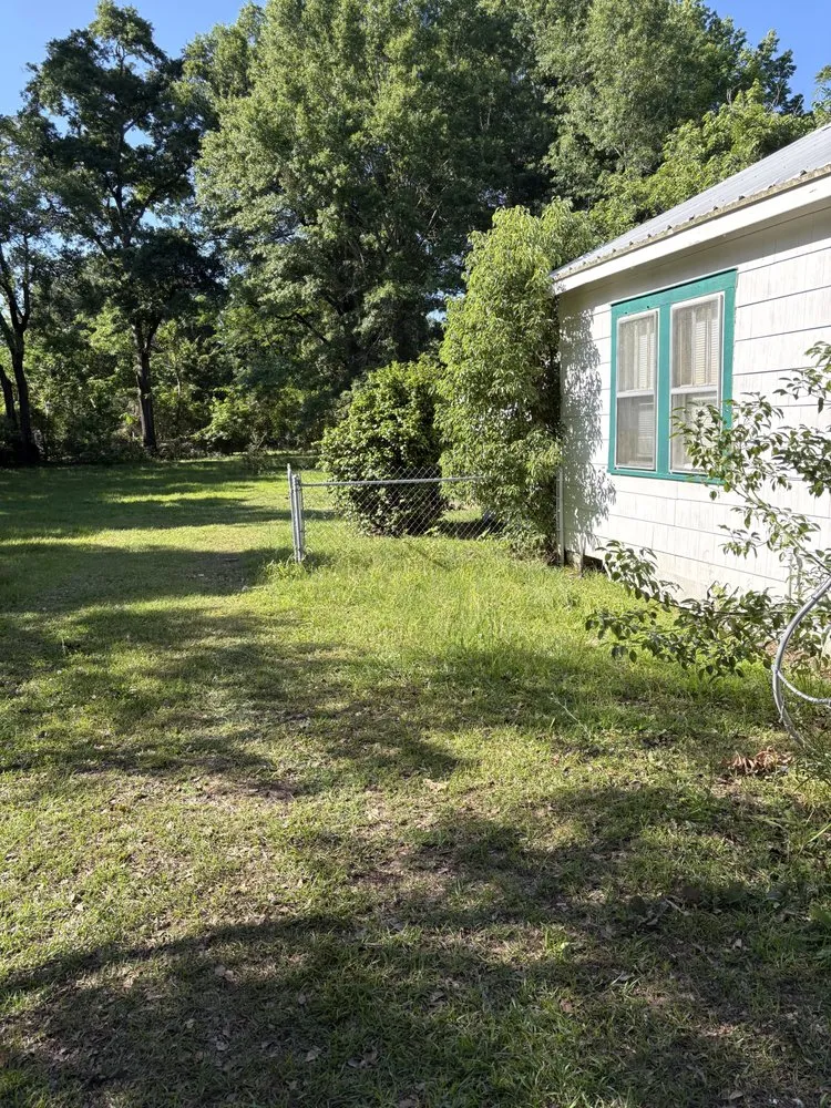 Reliable yard cleanup service in Bay Minette, AL by Express Lawn Service