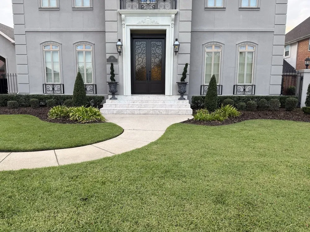 Custom outdoor landscaping experts serving Belle Chasse, LA - Extensive Lawns