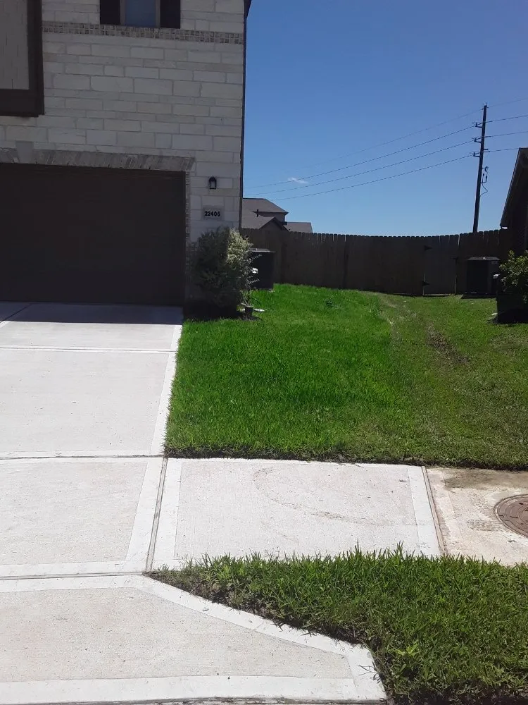 Reliable lawn mowing service with custom design across Houston, TX - Extrahand Landscaping Gardening and more