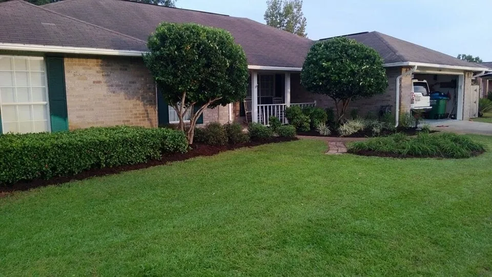 Professional yard maintenance in Gulf Breeze, FL - Eye Candy Lawns
