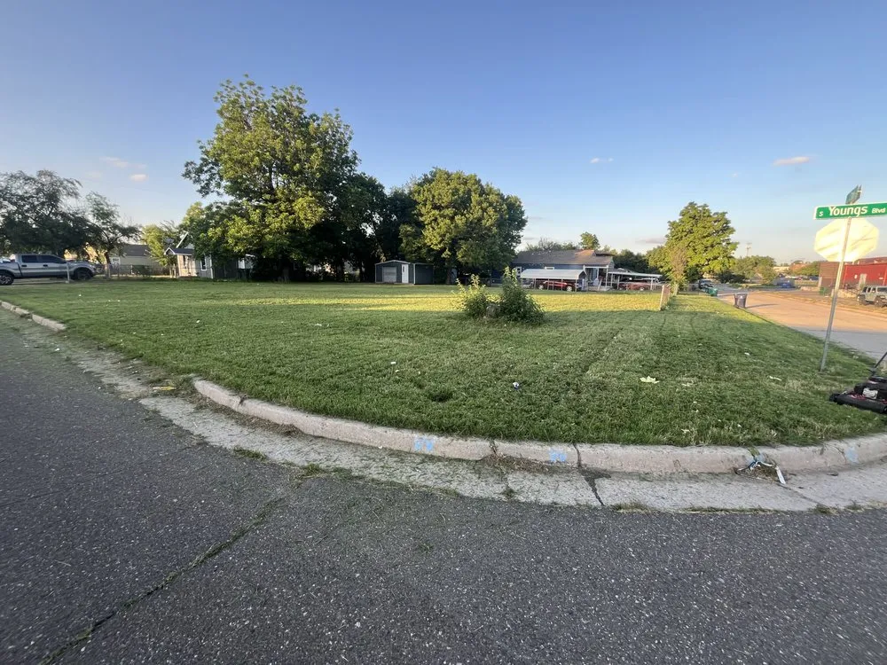 Local yard cleanup service experts serving Oklahoma City, OK - EZ Landscaping