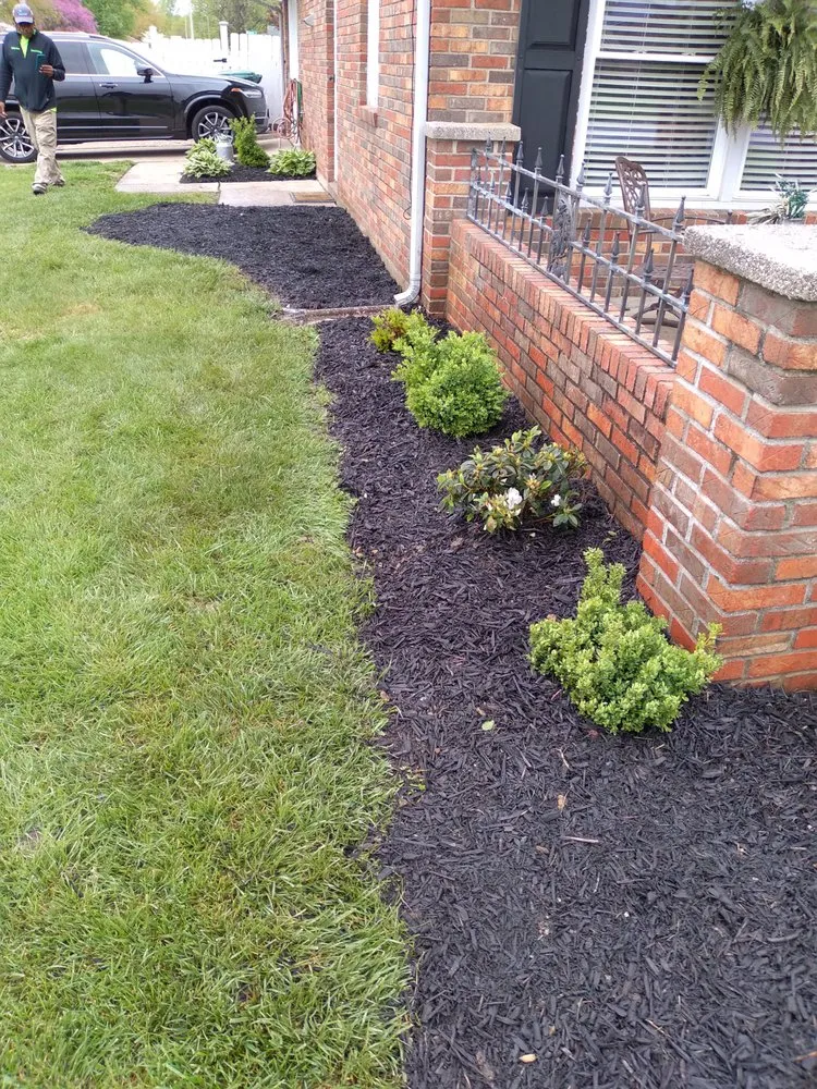 Professional residential landscaping experts serving Owensboro, KY - Ez Peezy's