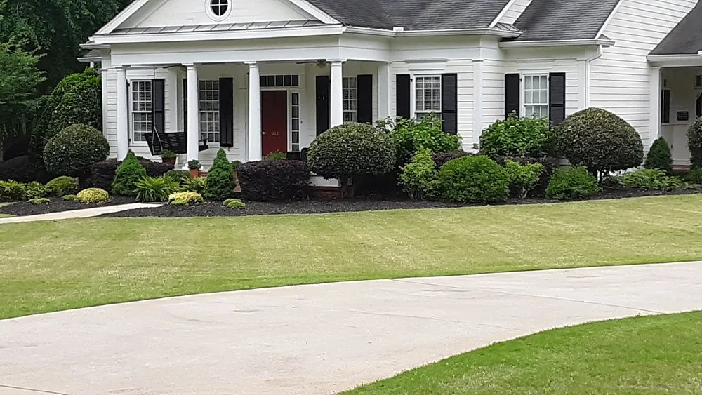 Expert yard maintenance in Newnan, GA - Ezduzit