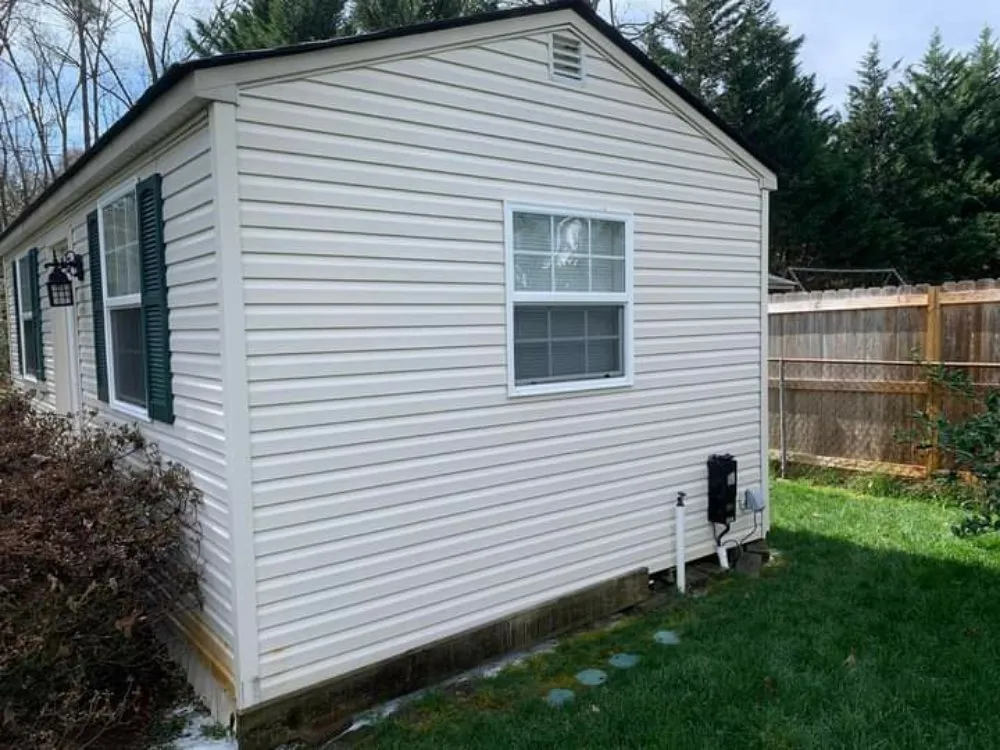 Trusted lawn mowing service experts serving York, SC - Ezra's Home & Lawn Service's