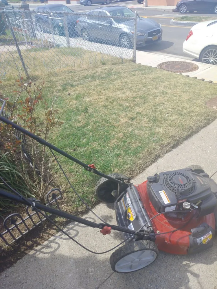 Reliable yard cleanup service for residential properties in Flushing, NY by Fajugica Landscaping