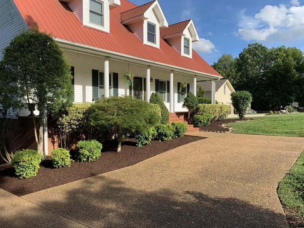 Custom yard cleanup service in Lebanon, TN - Fall River Landscape