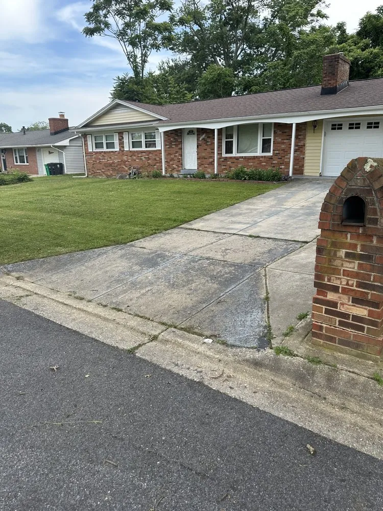 Affordable lawn care service in Fort Washington, MD by Fam Jones