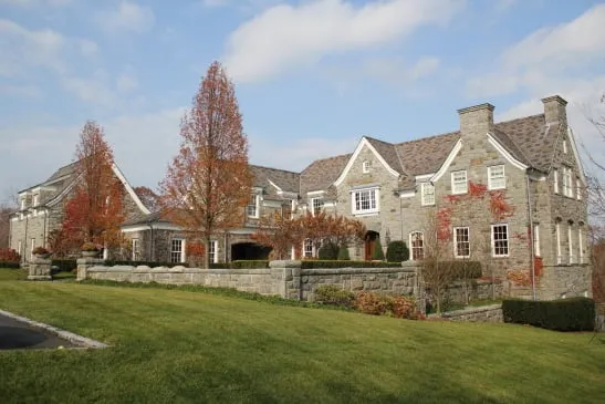 Top-rated garden landscaping in Manalapan, NJ by Family Crest Property Management Group