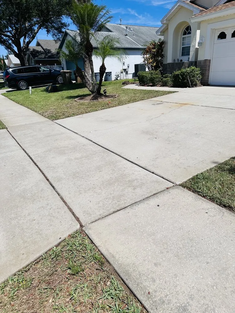 Custom lawn mowing service for beautiful yards across Kissimmee, FL - Family Lawn Care