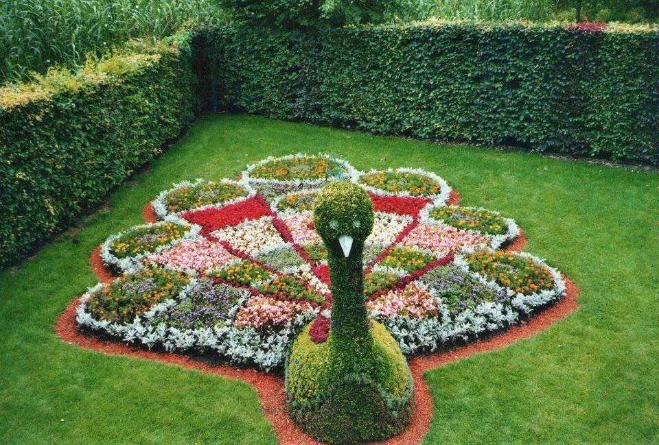 Professional landscaping services with custom design in River Ridge, LA by Farrell's Landscaping & Tree Service