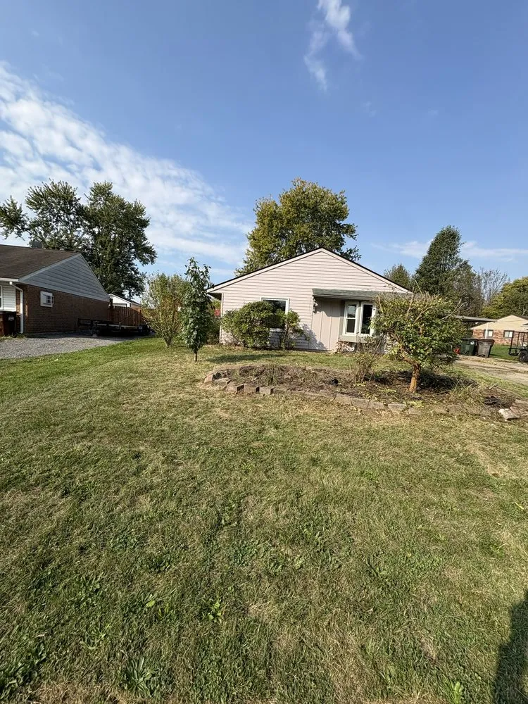 Custom yard maintenance in Franklin, OH by Farris Landscaping