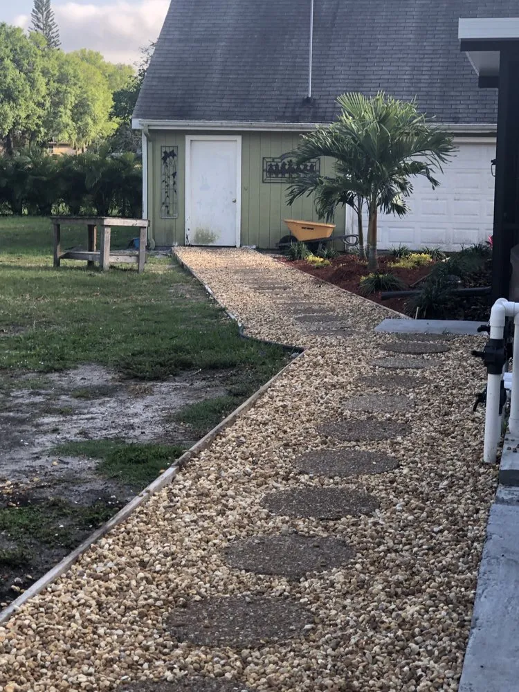 Custom garden landscaping experts serving Palmetto, FL - Fast Lawnscapes