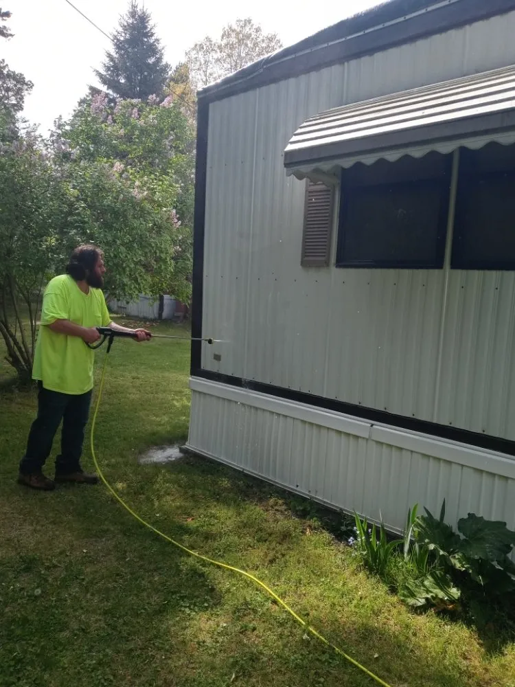 Top-rated yard cleanup service in Flint, MI by Fast N EZ Lawncare & Cleaning