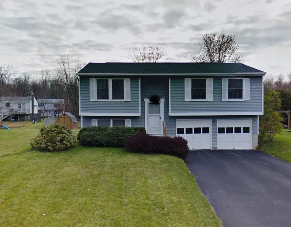 Local yard cleanup service in Syracuse, NY by Feliciano Landscape