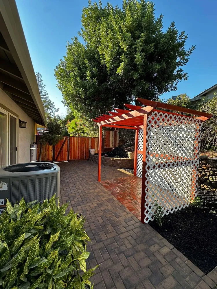 Professional lawn mowing service experts serving Oakland, CA - Felix landscape fencing