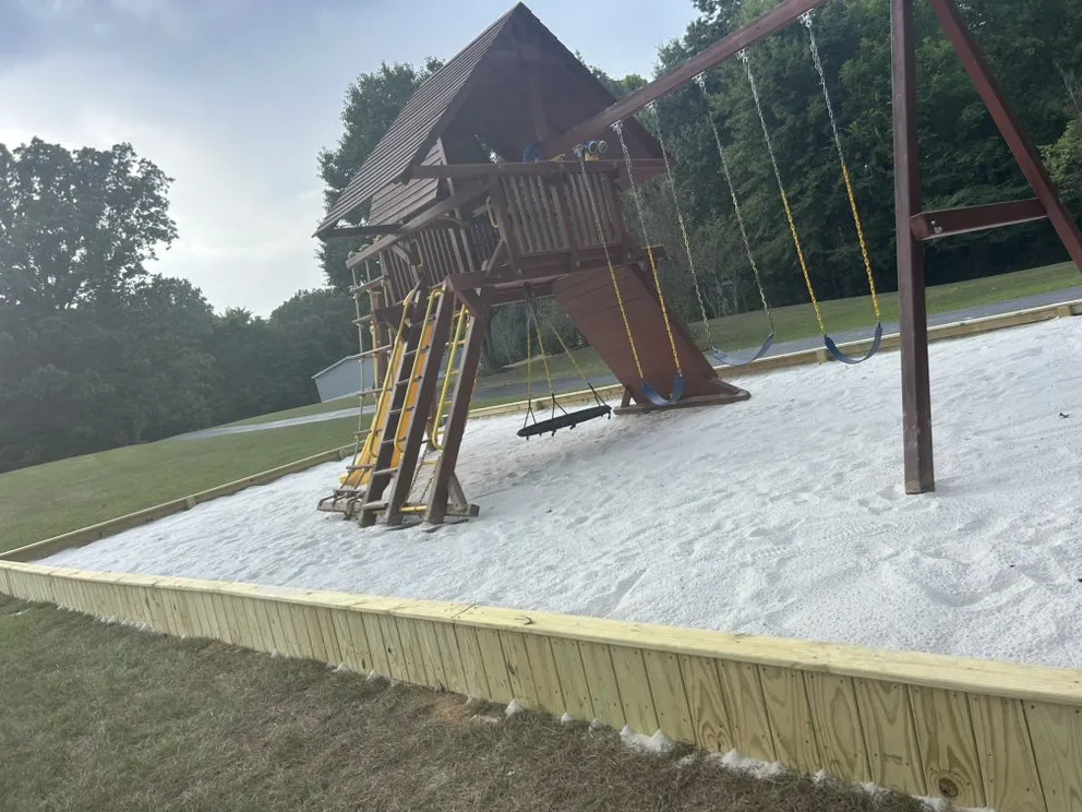 Reliable lawn care service with custom design in Memphis, TN by Felix