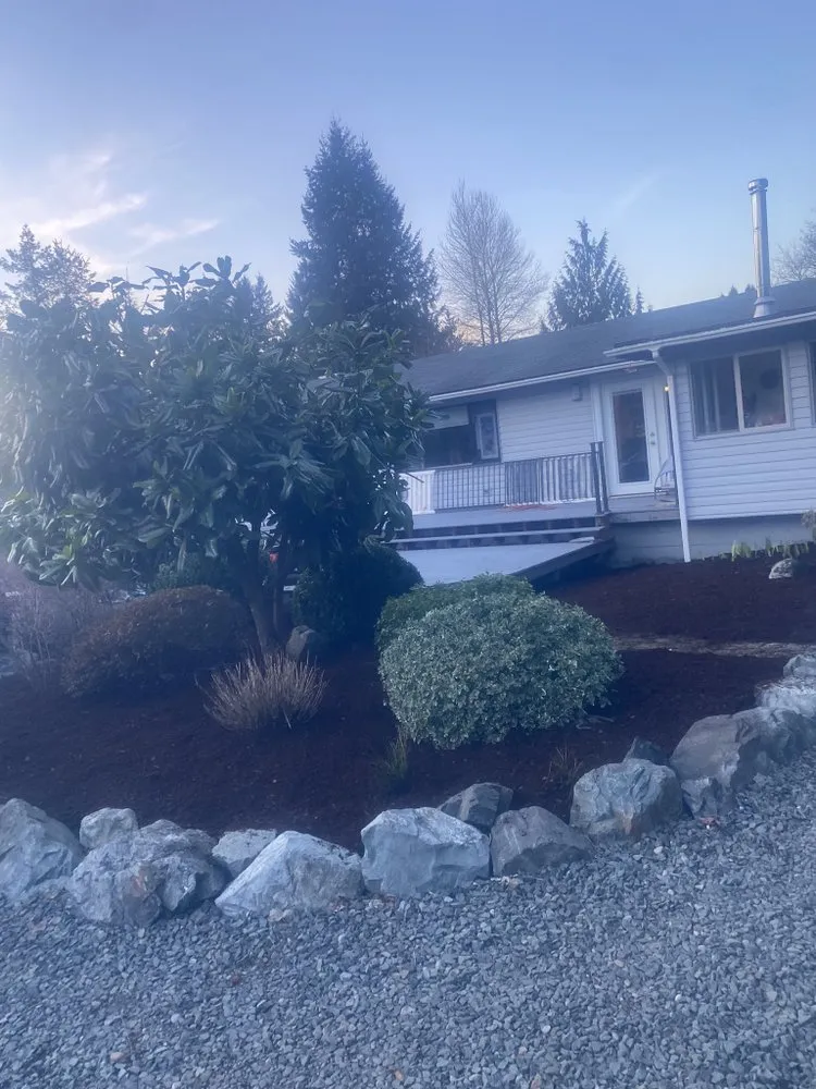 Reliable yard cleanup service in Everett, WA by Felix’s Landscape