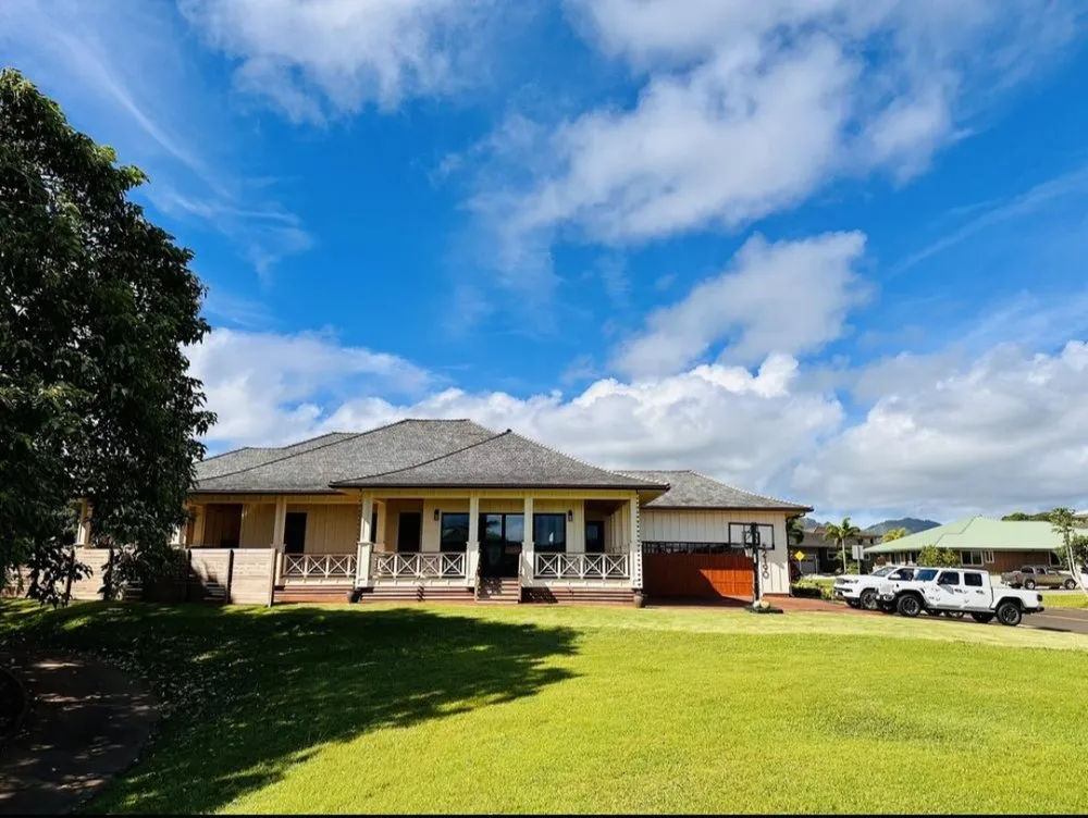 Professional lawn care service experts serving Kapaa, HI - Final Touch