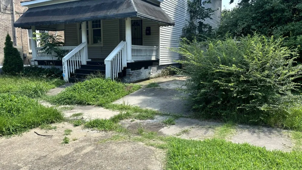 Trusted lawn mowing service experts serving Chesapeake, VA - First Class Lawn Maintenance