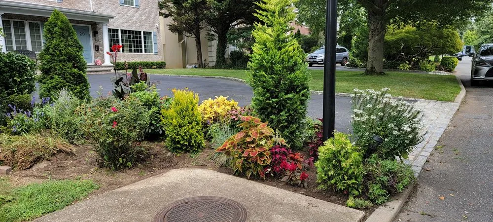 Expert lawn mowing service experts serving Woodmere, NY - First in class landscape