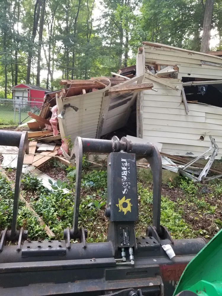 Local yard cleanup service in West Carrollton, OH by Five Seasons