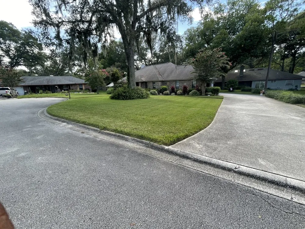 Custom lawn mowing service experts serving Jacksonville, FL - Fla lawn pros