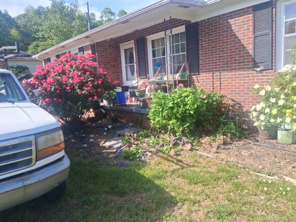 Affordable lawn mowing service in Seneca, SC - Flewwellins Lawn and Maintenance