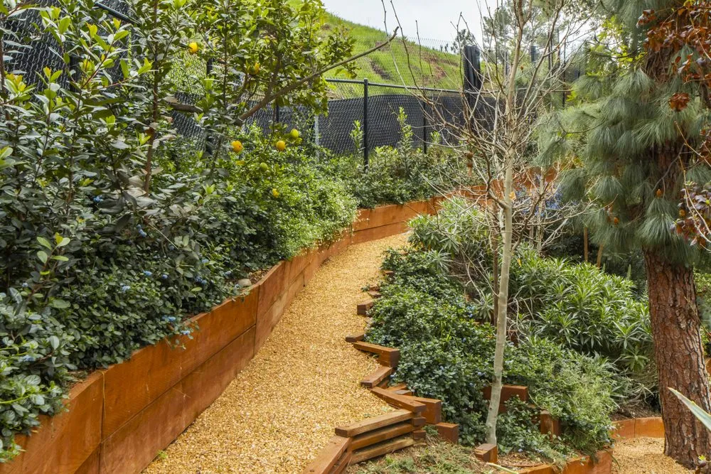 Reliable outdoor landscaping experts serving Los Angeles, CA - Flores Artscape