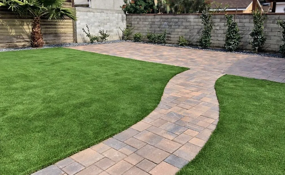 Professional yard maintenance experts serving Los Angeles, CA - Flores Artscape