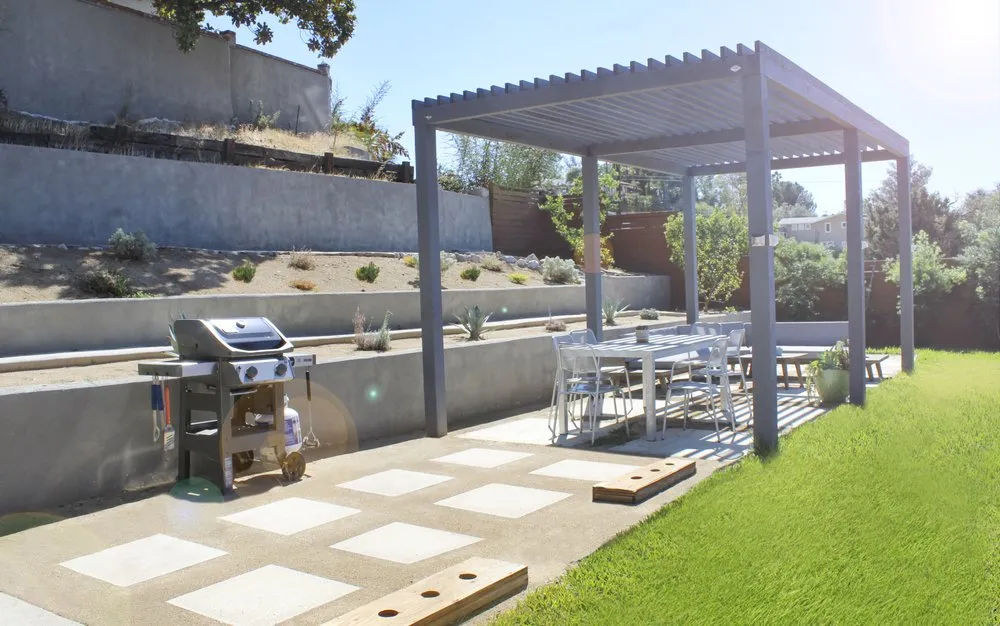 Professional lawn mowing service in Los Angeles, CA by Flores Artscape