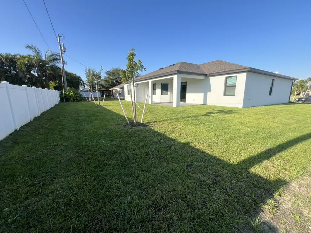 Local lawn care service experts serving Fort Myers, FL - Florida Elite Lawn Care & Mobile Notary