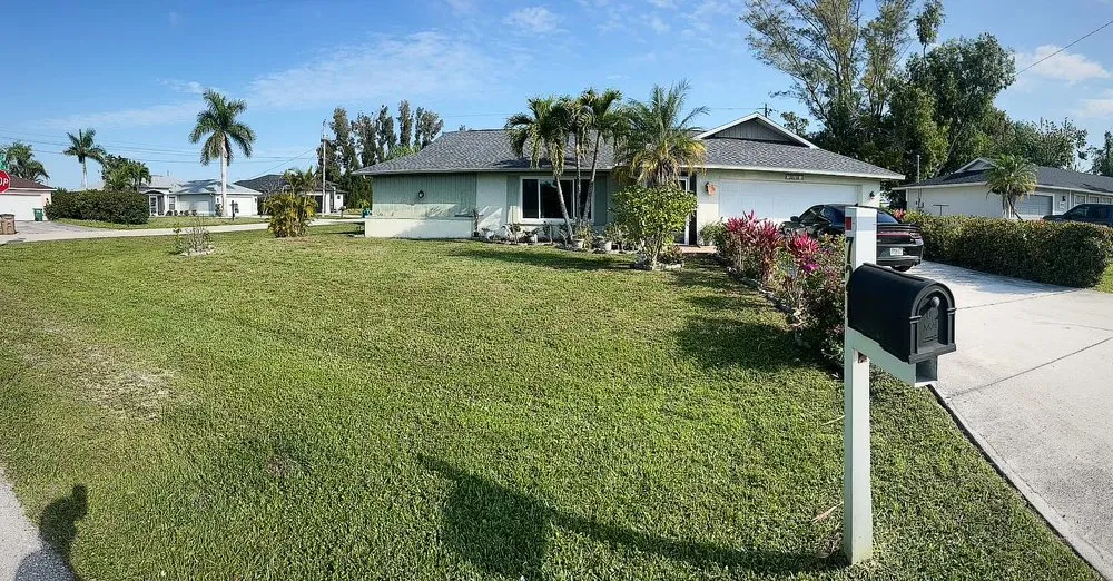 Professional lawn care service experts serving Fort Myers, FL - Florida Elite Lawn Care & Mobile Notary